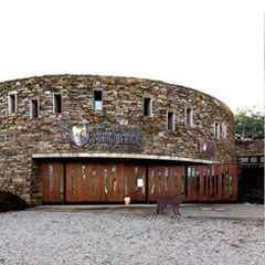 07 - PIEDRAS DE ARTE. EDIFICIO - CENTRO DEL LOBO IBÉRICO